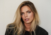 33-летняя российская пловчиха Юлия Ефимова отдыхает в Геленджике. Трёхкратный призёр Олимпийских игр, шестикратная чемпионка мира и семикратная чемпионка Европы продемонстрировала нарядный образ для летнего вечера.