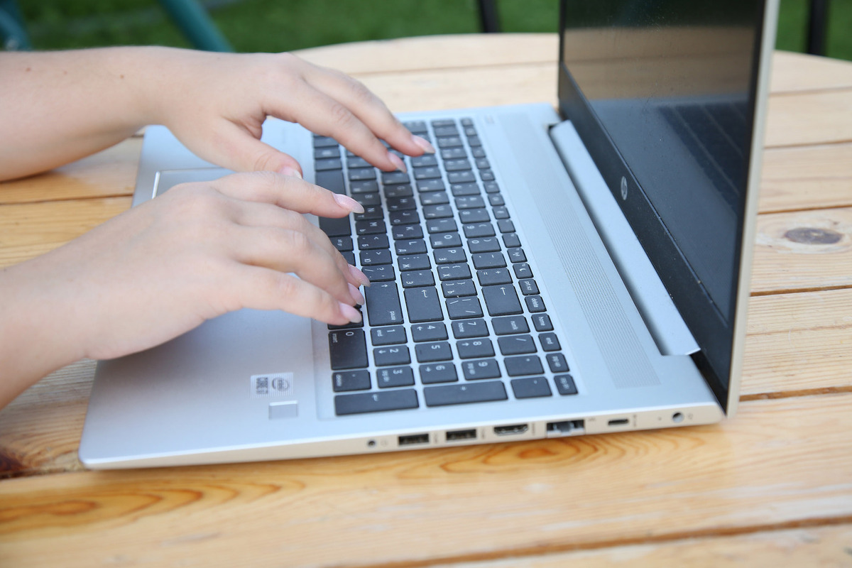 Критическая удаленка: женщины смогут работать онлайн из-за «этих дней»