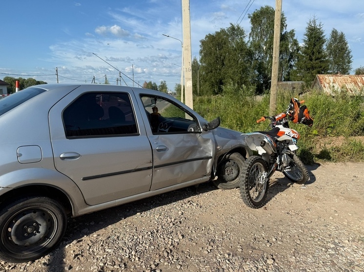 В Новгородском округе парень на питбайке врезался в «Рено» и попал в больницу