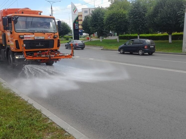 В Чебоксарах охлаждают асфальт с помощью поливальных машин