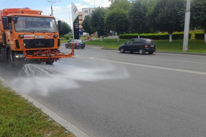В Чебоксарах охлаждают асфальт с помощью поливальных машин
