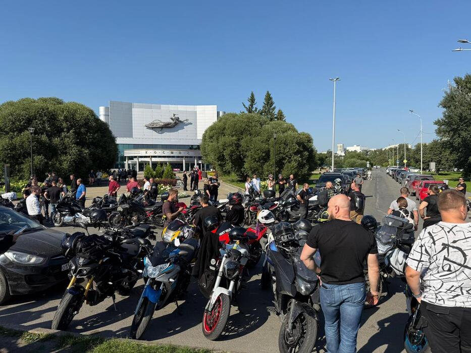 Десятки байкеров собрались в Екатеринбурге, чтобы поддержать пострадавшую в ДТП