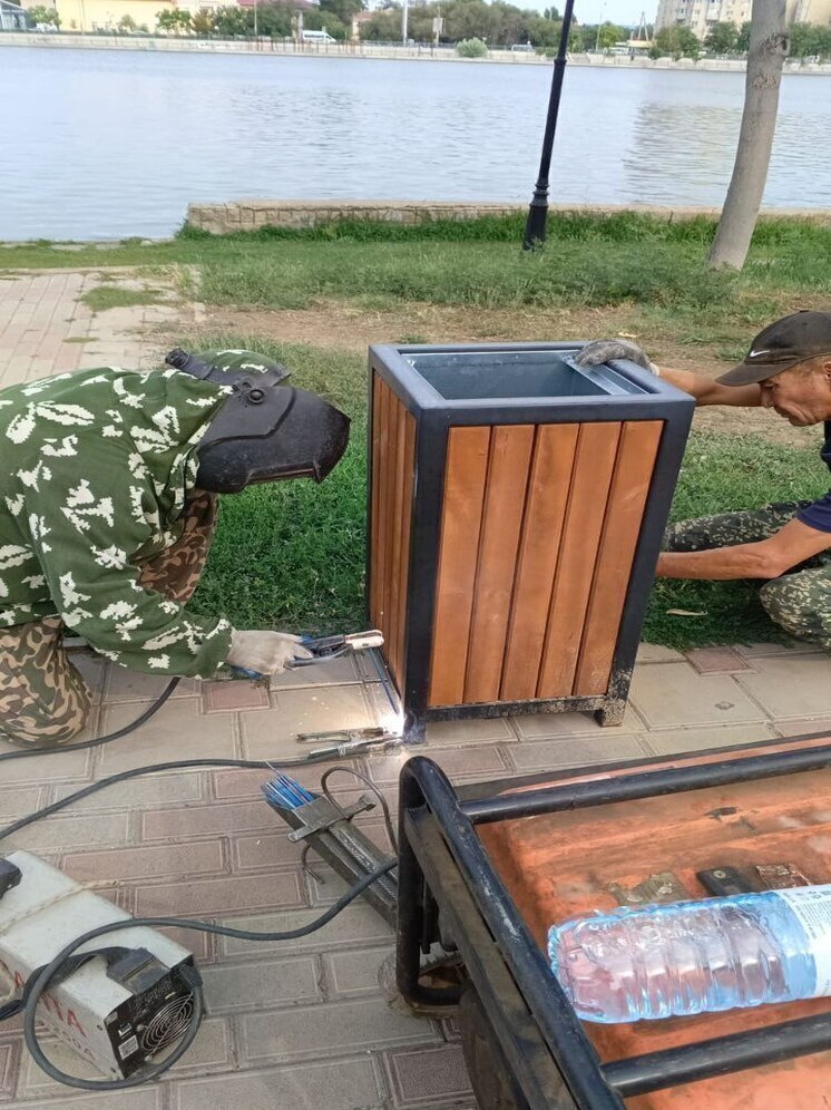 В Астрахани устанавливают новые урны