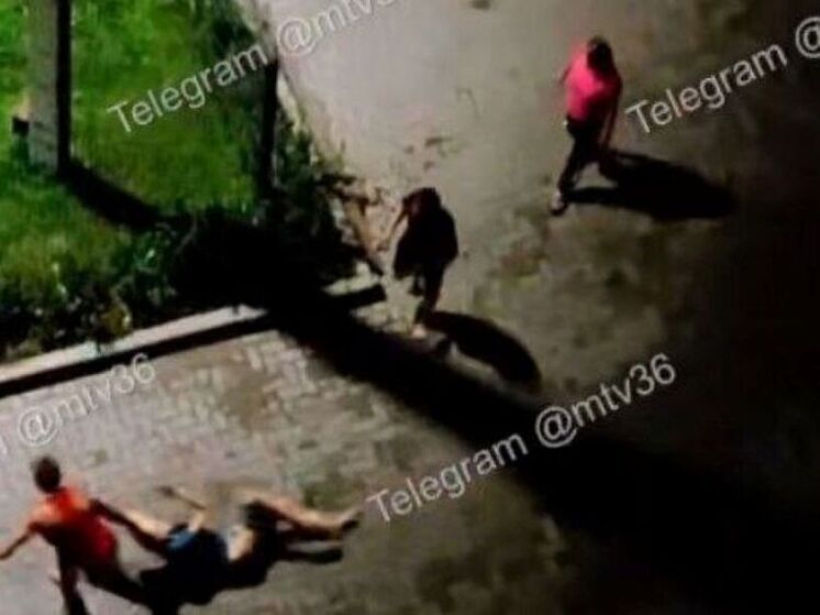 Под Воронежем неизвестные зверски избили и затолкали в машину девушку