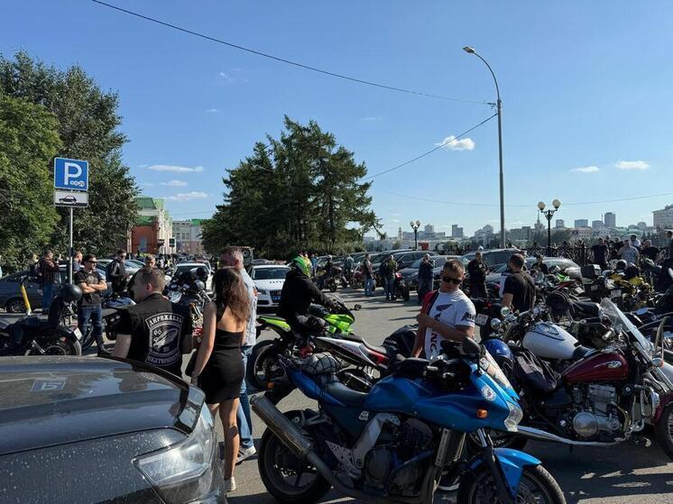 Байкеры собрались в центре Екатеринбурга, чтобы привлечь внимание к ДТП