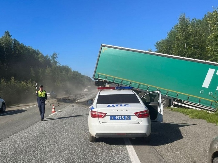 Водитель Kia погиб в аварии с грузовиком, вылетевшим в кювет на Серовском тракте