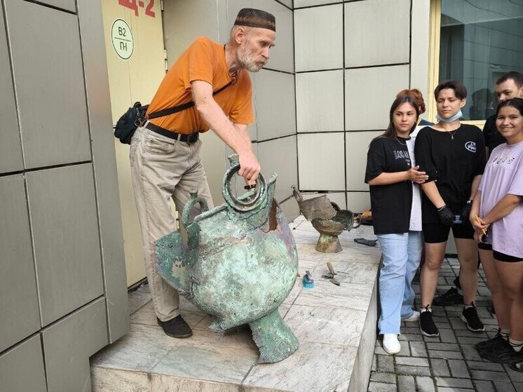 Два старинных бронзовых котла откопали в окрестностях Абакана