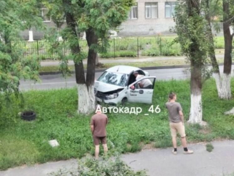 В Курске при столкновении такси с деревом ранены водитель и пассажир