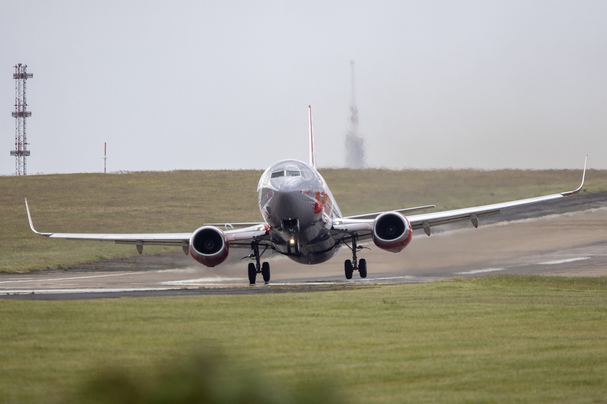 Letalo Jet2 prisilno pristalo v Veliki Britaniji zaradi nevihte Floris