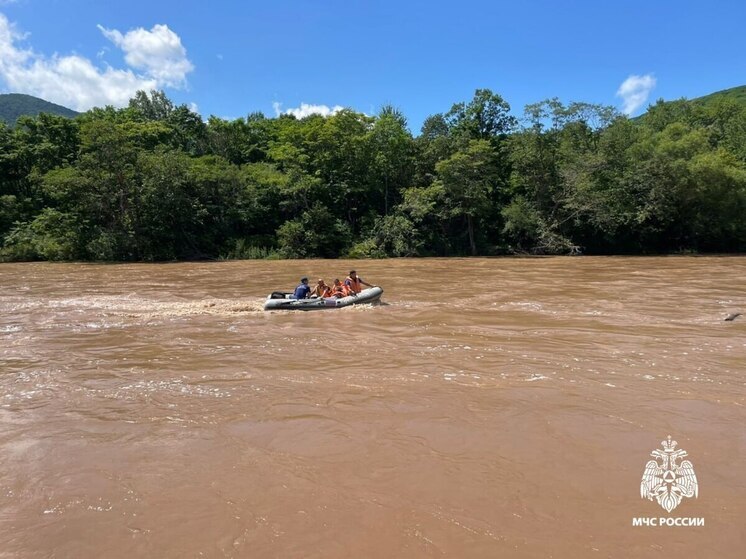 МЧС эвакуировало восемь человек, оказавшихся в "водной ловушке" в Приморье