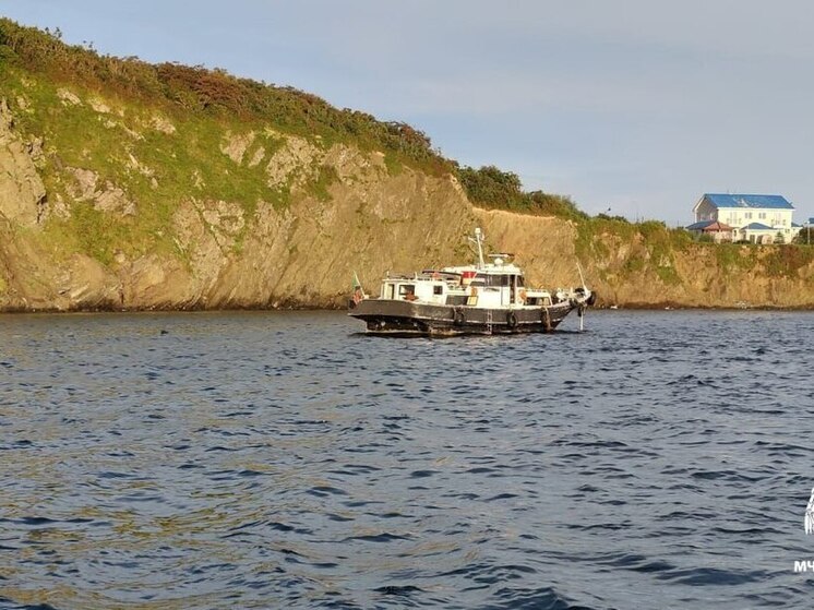 Под Владивостоком эвакуировали пассажиров севшего на мель катера