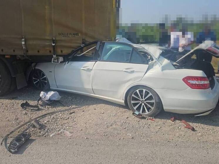 В Предгорном округе легковушка врезалась в большегруз