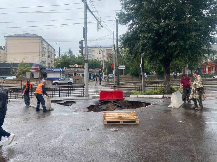 На улице Боевой в Улан-Удэ ликвидируют провал грунта: установлены ограждения