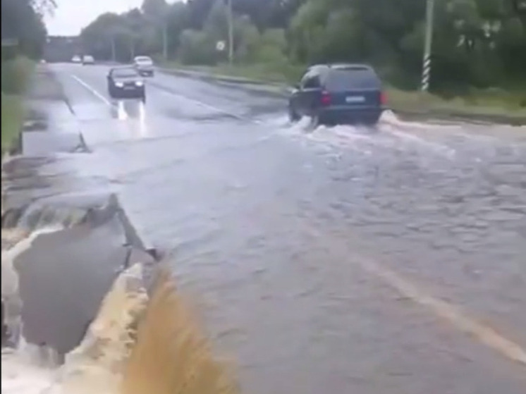 Можайское шоссе размыло у деревни Подлипки: опасный участок без контроля