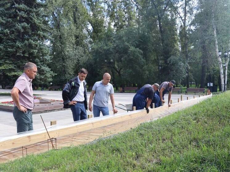 Алексей Лемин проверил работы по благоустройству Парка Победы в Абакане