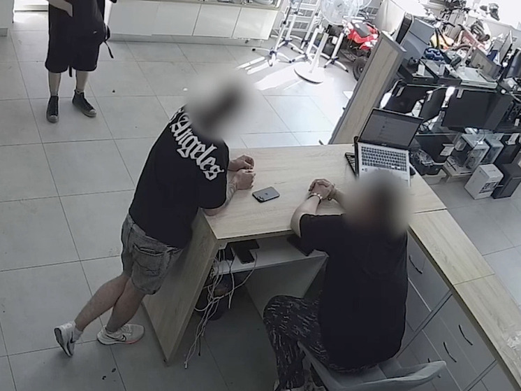 Под давлением мошенников 19-летний парень совершил разбой в магазине Тольятти