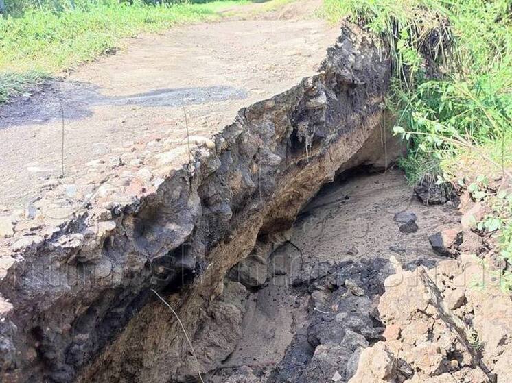 Дом провалился в яму после жутких ливней в Нижегородской области