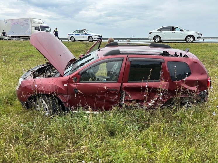 «Гранта» и Renault Duster столкнулись в Самарской области днем 5 августа