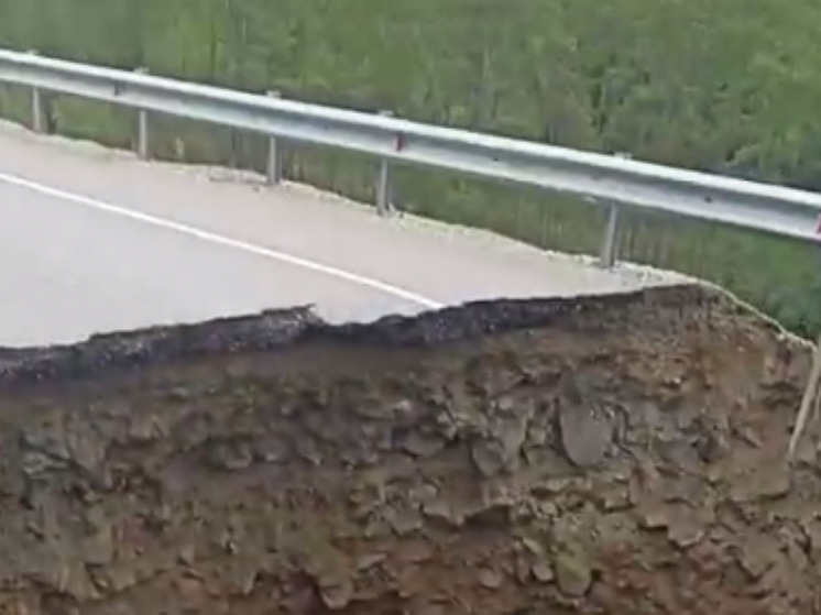 Огромный провал образовался на участке федеральной трассы А360 «Лена» в Амурской области
