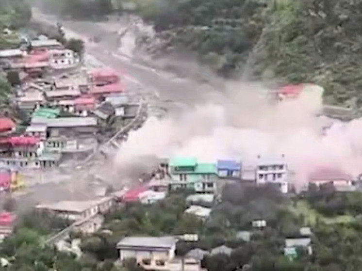 Мощный ливневый поток устремился в городок Уттаркаши на севере Индии. Около 60 человек пропали без вести