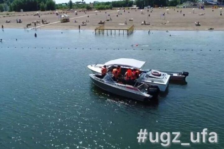 В Уфе спасли на воде двоих человек