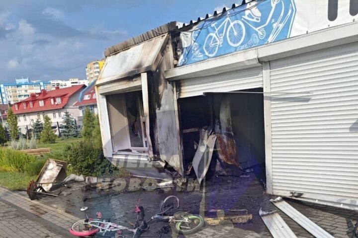 В Спутнике произошел пожар в пункте проката велосипедов и самокатов