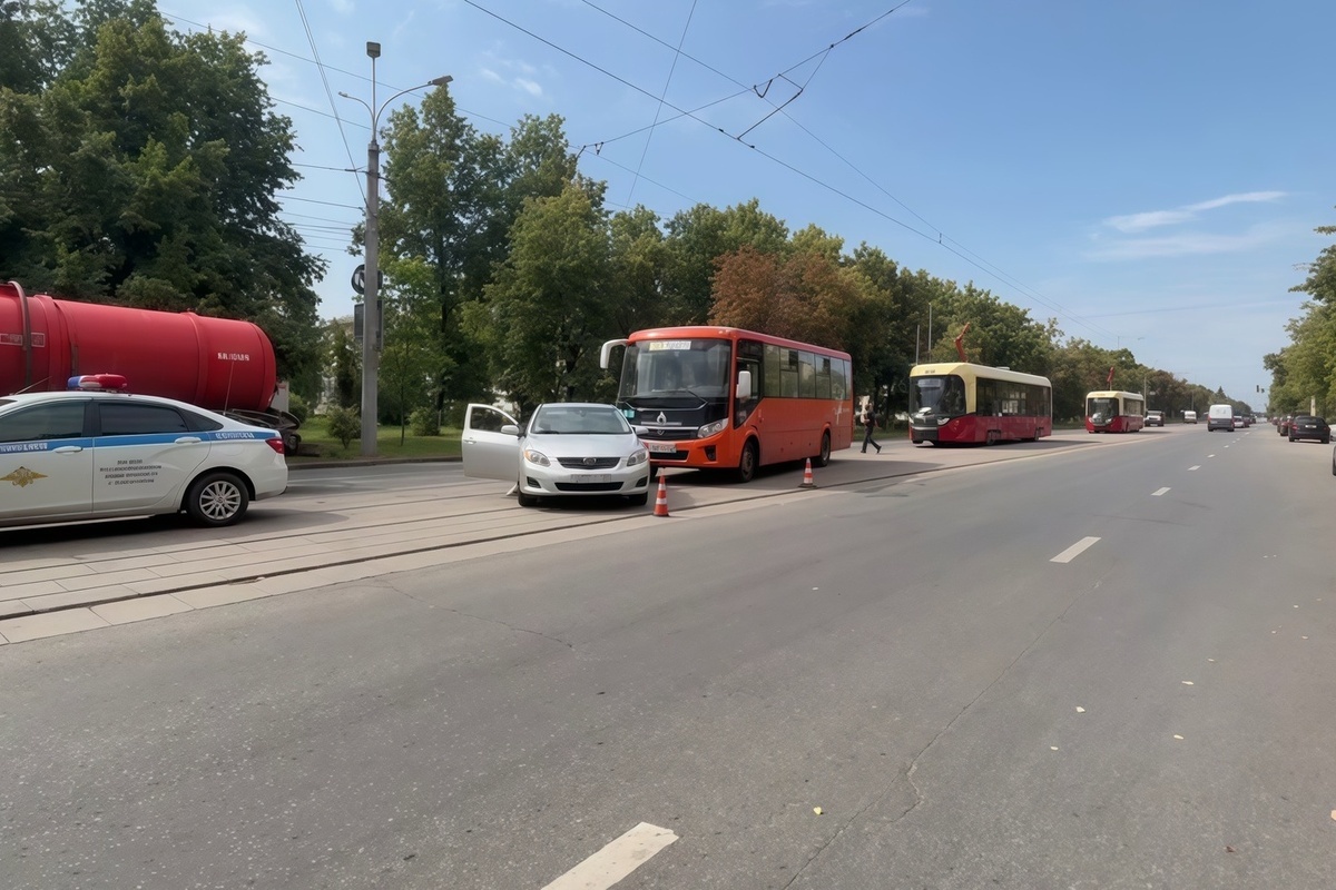В Саранске в ДТП попал микроавтобус, есть пострадавший