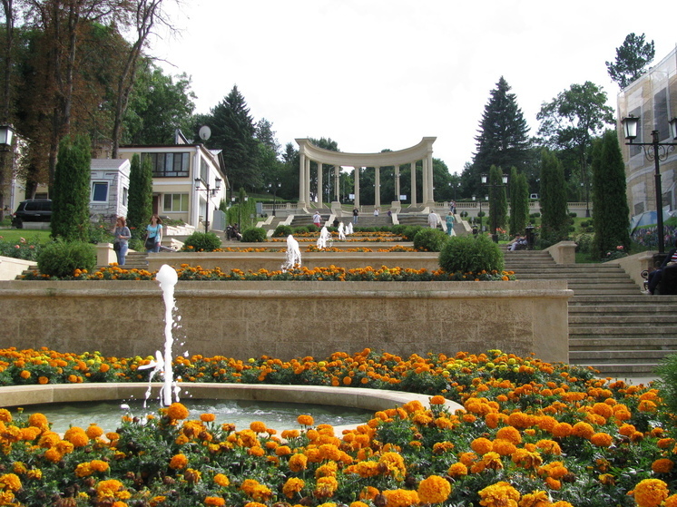 Каскадная лестница в Кисловодске засияла чистыми ступенями