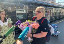 Петербургские спортсмены прибыли сегодня утром на Московский вокзал. Они защитили честь нашей страны на чемпионате мира по водным видам спорта в Сингапуре. Об этом сообщили в комитете по физической культуре и спорту.