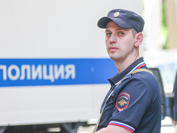 В Перми заметили скопление полицейских машин около стройки из-за конфликта рабочих