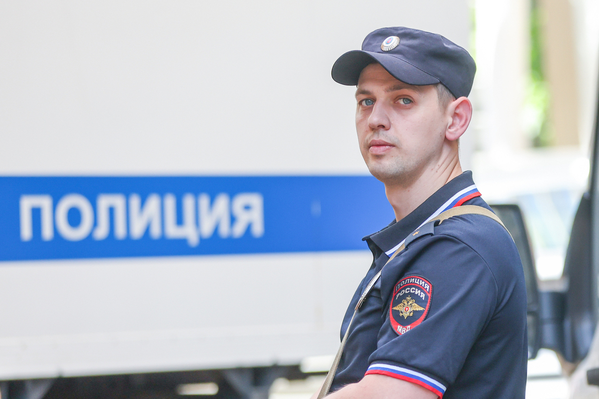 В Перми заметили скопление полицейских машин около стройки из-за конфликта рабочих