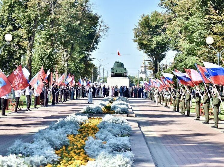 В Орле подняли дубликат Красного Знамени и почтили память героев ВОВ