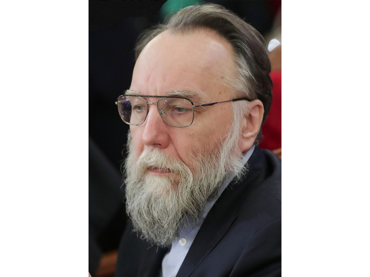 "Если человек верит в прогресс и в эволюцию, значит, он одержим бесом", - уверен мыслитель Дугин