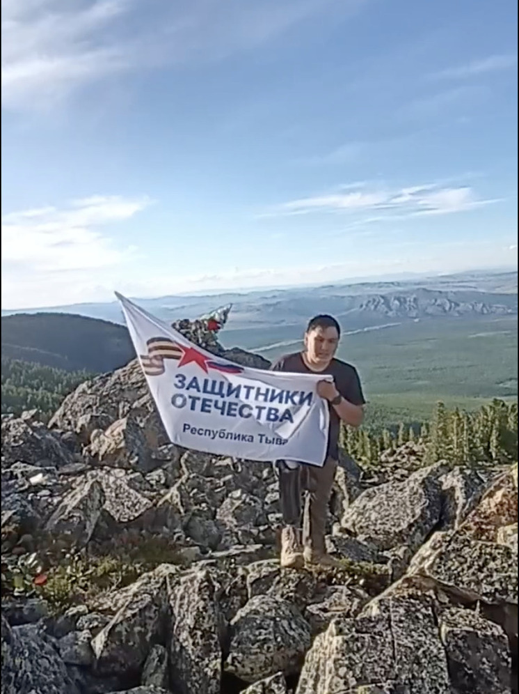 В Туве ветеран СВО на протезе  совершил восхождение на вершину горы Танды-Уула