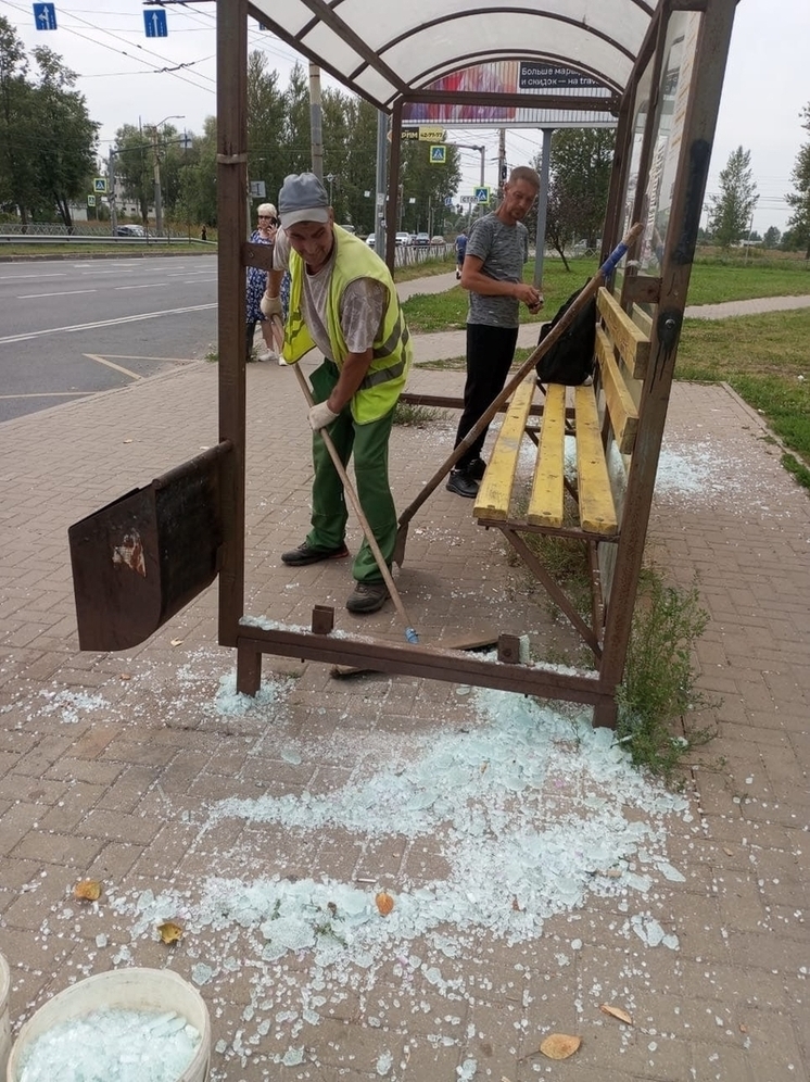 В Ярославле вандалы разгромили остановку