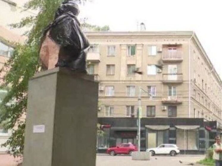 В Воронеже памятник Есенина завернули в черный пакет