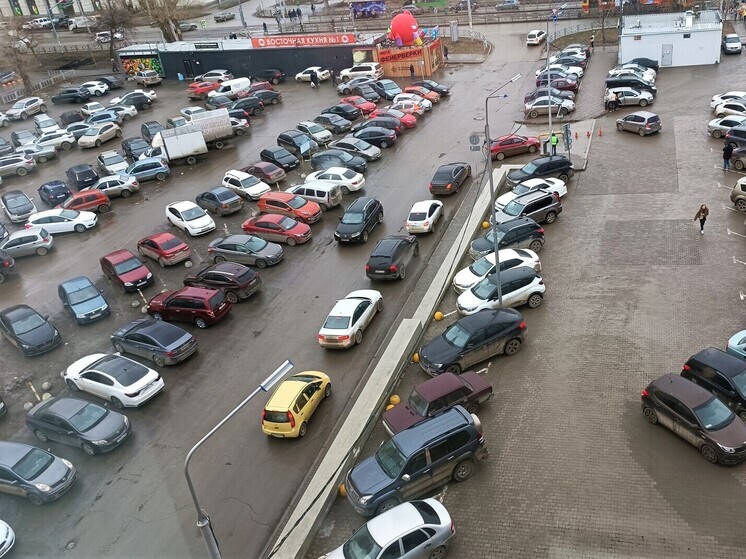 В Екатеринбурге на дороге подрались водитель машины и мотоциклист