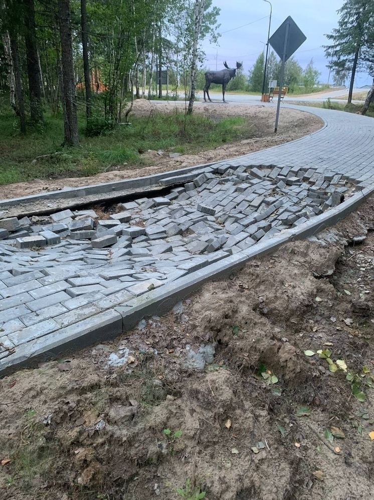Дорожки в красноселькупском парке превратились в руины