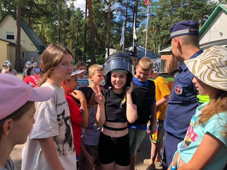 В Смоленске полицейские провели урок безопасности для ребят, отдыхающих в детском оздоровительном лагере