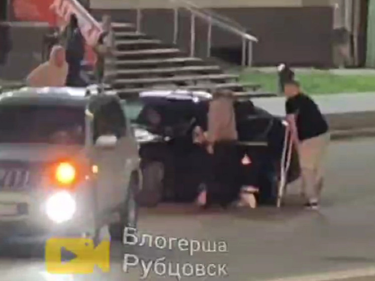 В Рубцовске неизвестные избили на дороге молодого человека и затолкали его в авто