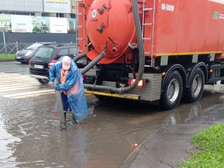 В Омске дорожники откачивают воду с улиц после ночного дождя