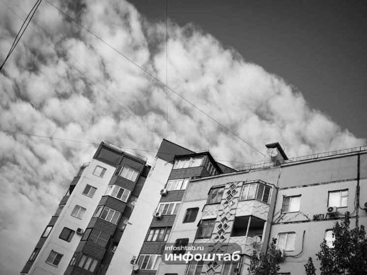 В Астрахани пьяный мужчина выпал из окна 11 этажа и погиб