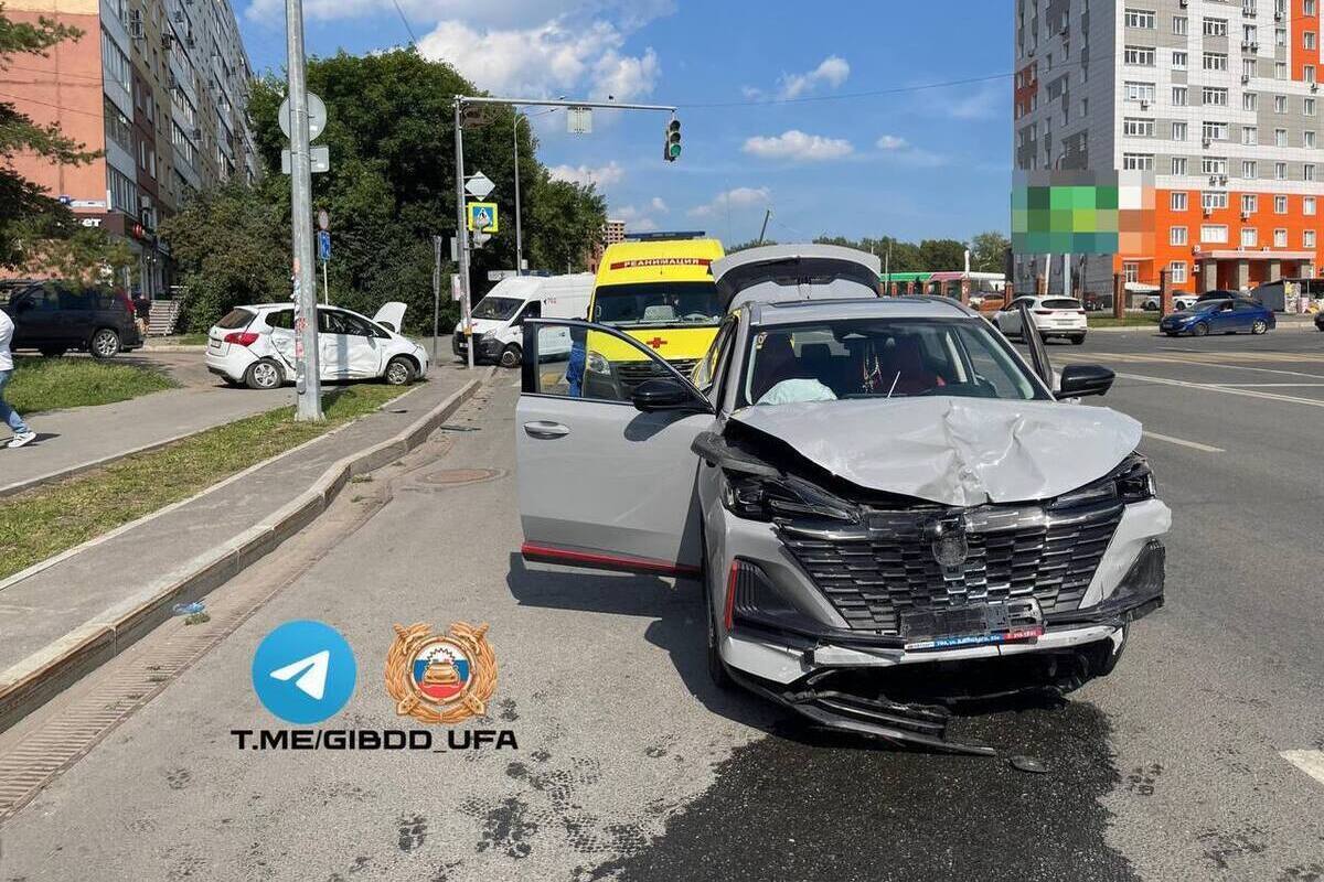 При столкновении двух иномарок в Уфе пострадала женщина-водитель