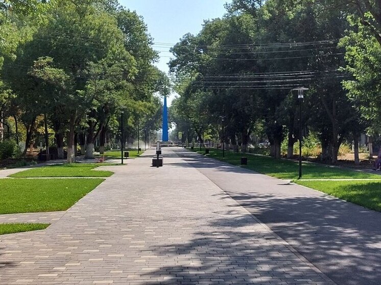 В поселке Гвардейское завершается капитальный ремонт пешеходной зоны