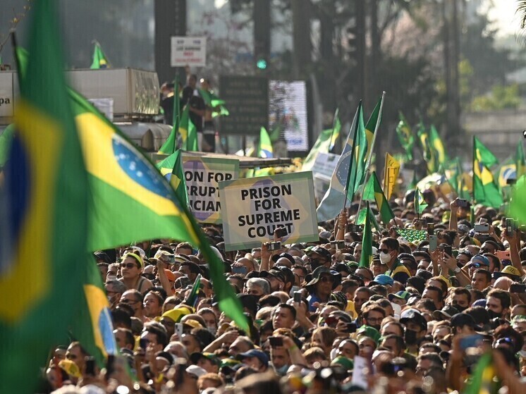 В Бразилии нетрезвый мужчина в тапочках принял участие в забеге