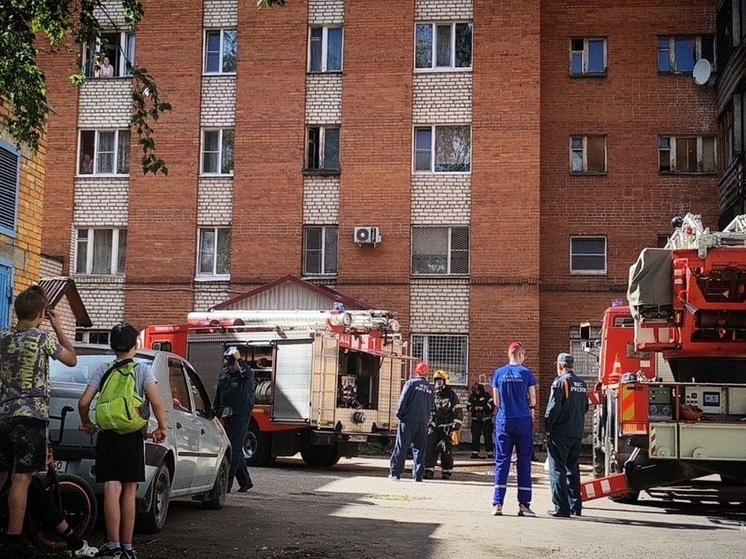 Пожарные вынесли из огня троих человек в псковском общежитии