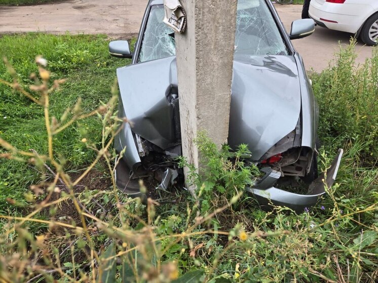 В три часа ночи в Воронеже 20-летний водитель врезался в ЛЭП