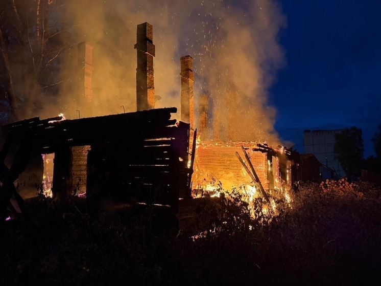 В Плесецком округе огонь полностью уничтожил дом