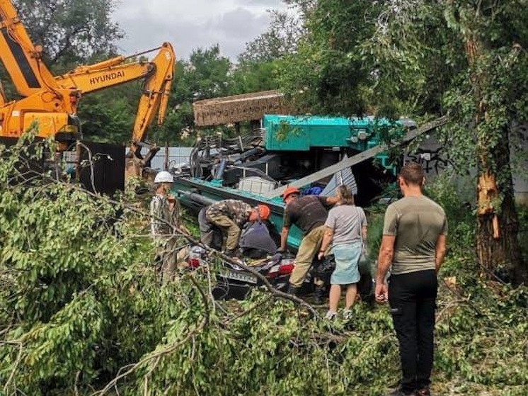 В Хабаровске строительная техника упала на припаркованное авто