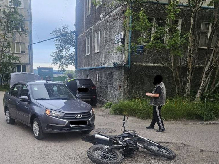 Несовершеннолетнего водителя питбайка госпитализировали после ДТП в Мурманске
